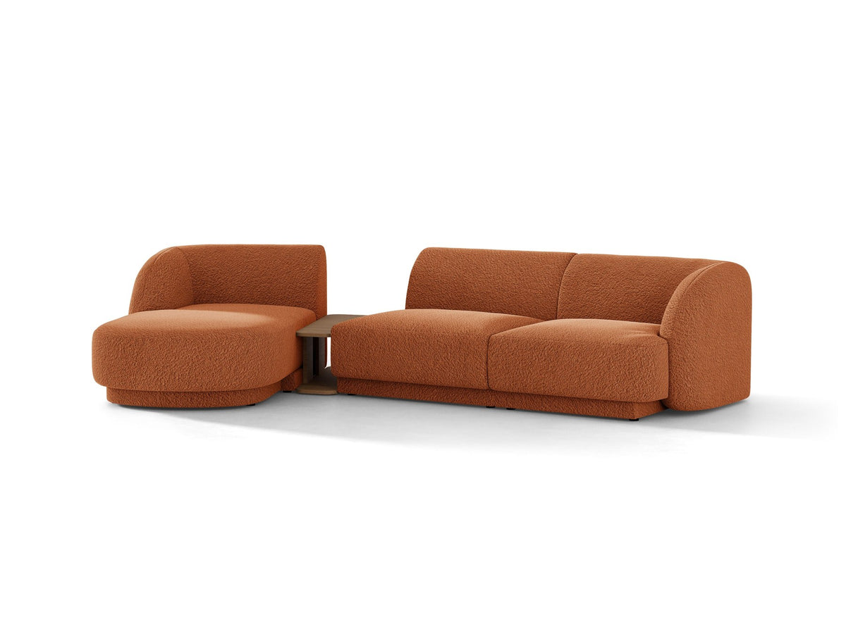 Braunes modulares Sofa Miley von Micadoni mit Bouclé-Stoff, schwarzen Kunststoffbeinen und breiter Sitzfläche im Wohnraum.