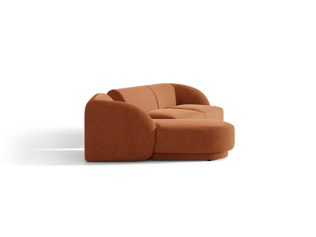 Braunes modulares Sofa Miley von Micadoni mit Bouclé-Stoff, schwarzen Kunststoffbeinen und breiter Sitzfläche im Wohnraum.