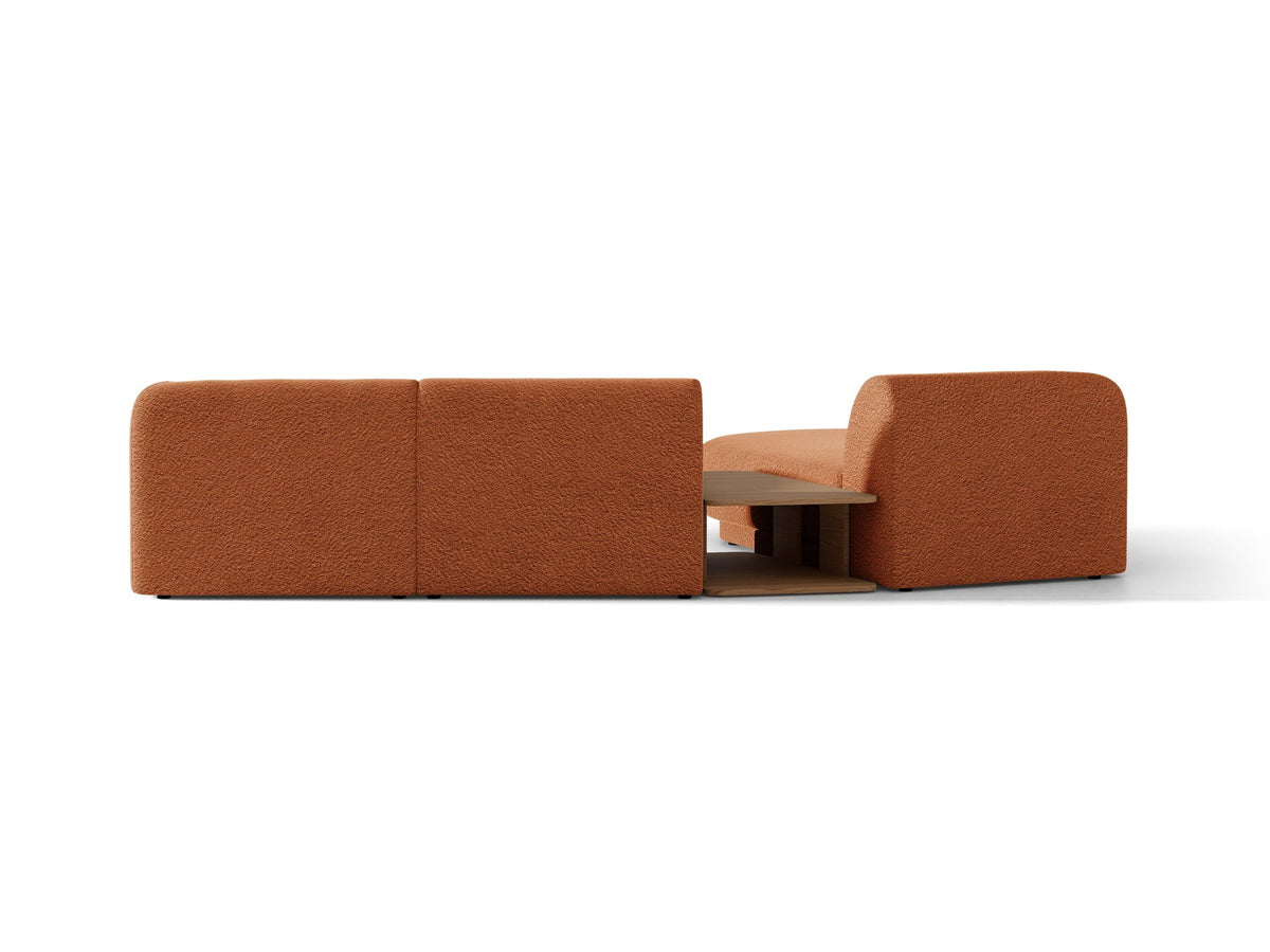 Braunes modulares Sofa Miley von Micadoni mit Bouclé-Stoff, schwarzen Kunststoffbeinen und breiter Sitzfläche im Wohnraum.