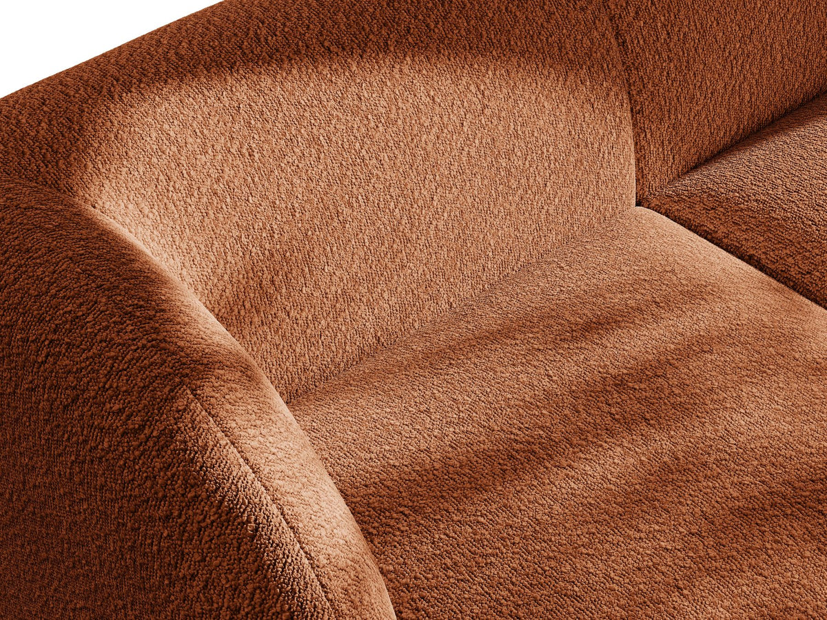 Braunes modulares Sofa Miley von Micadoni mit Bouclé-Stoff, schwarzen Kunststoffbeinen und breiter Sitzfläche im Wohnraum.