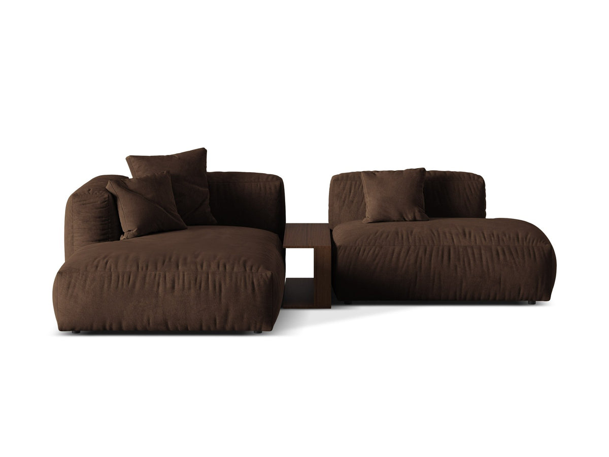 Modulares Ecksofa links Martina von Micadoni in Schokolade mit Veloursstoff-Bezug und schwarzen Kunststoffbeinen, Frontalansicht.