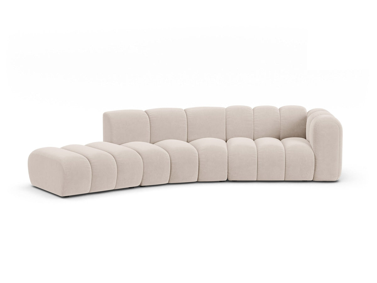 Offenes rundes L-Sofa links Lupine von Micadoni in leichtem Beige, bezogen mit Samtstoff Venus, schwarze Kunststoffbeine.