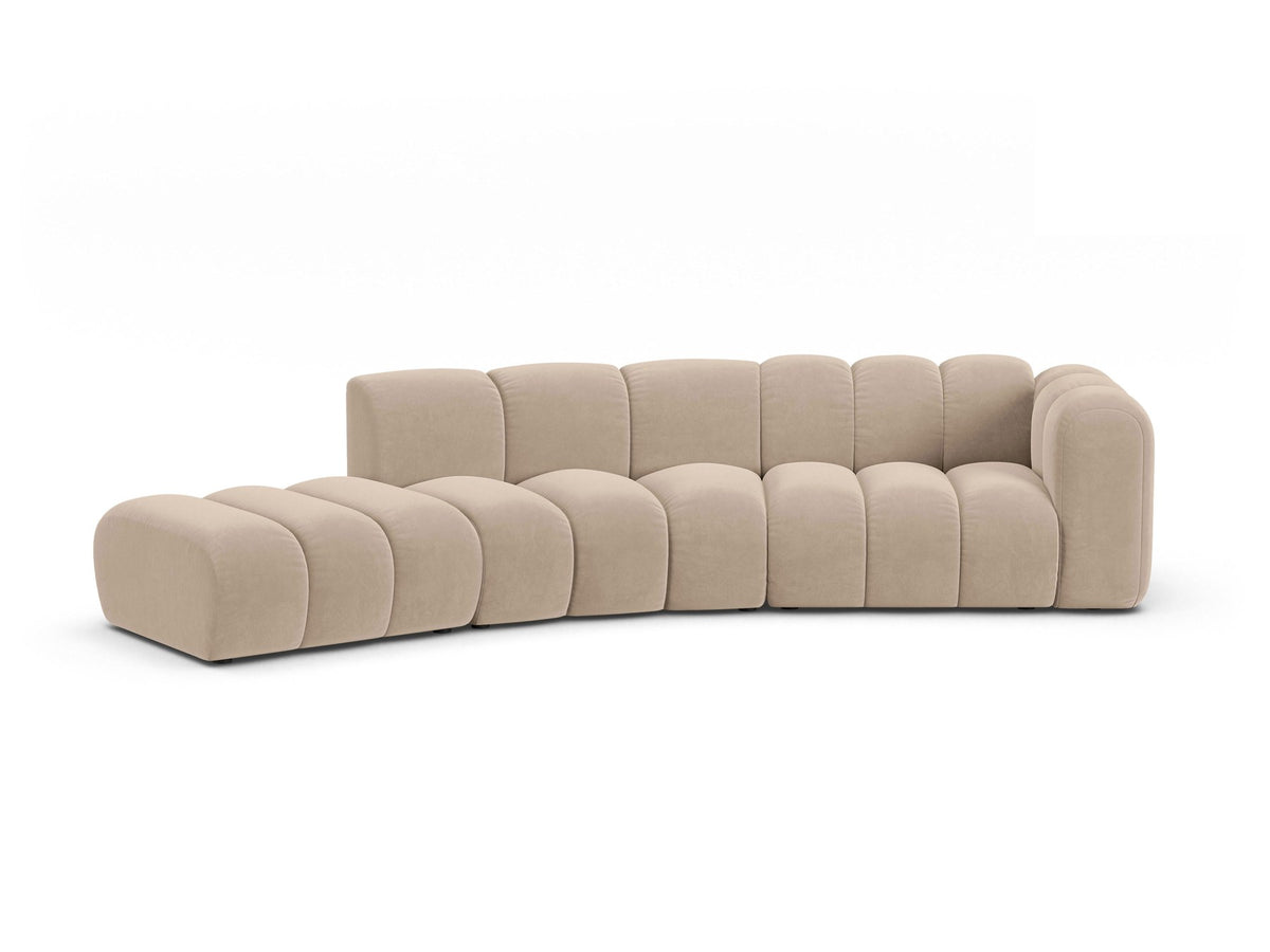 Offenes rundes L-Sofa links Lupine von Micadoni in leichtem Beige, bezogen mit Samtstoff Venus, schwarze Kunststoffbeine.