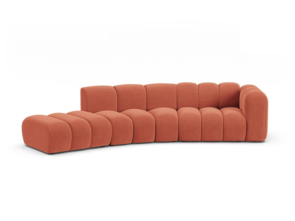 Offenes rundes L-Sofa links Lupine von Micadoni in leichtem Beige, bezogen mit Samtstoff Venus, schwarze Kunststoffbeine.