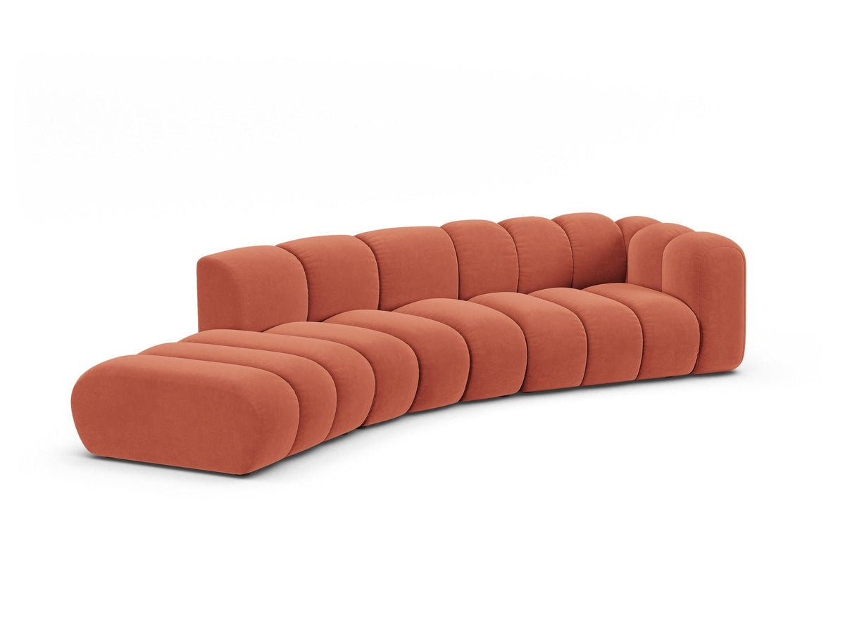 Offenes rundes L-Sofa links Lupine von Micadoni in leichtem Beige, bezogen mit Samtstoff Venus, schwarze Kunststoffbeine.