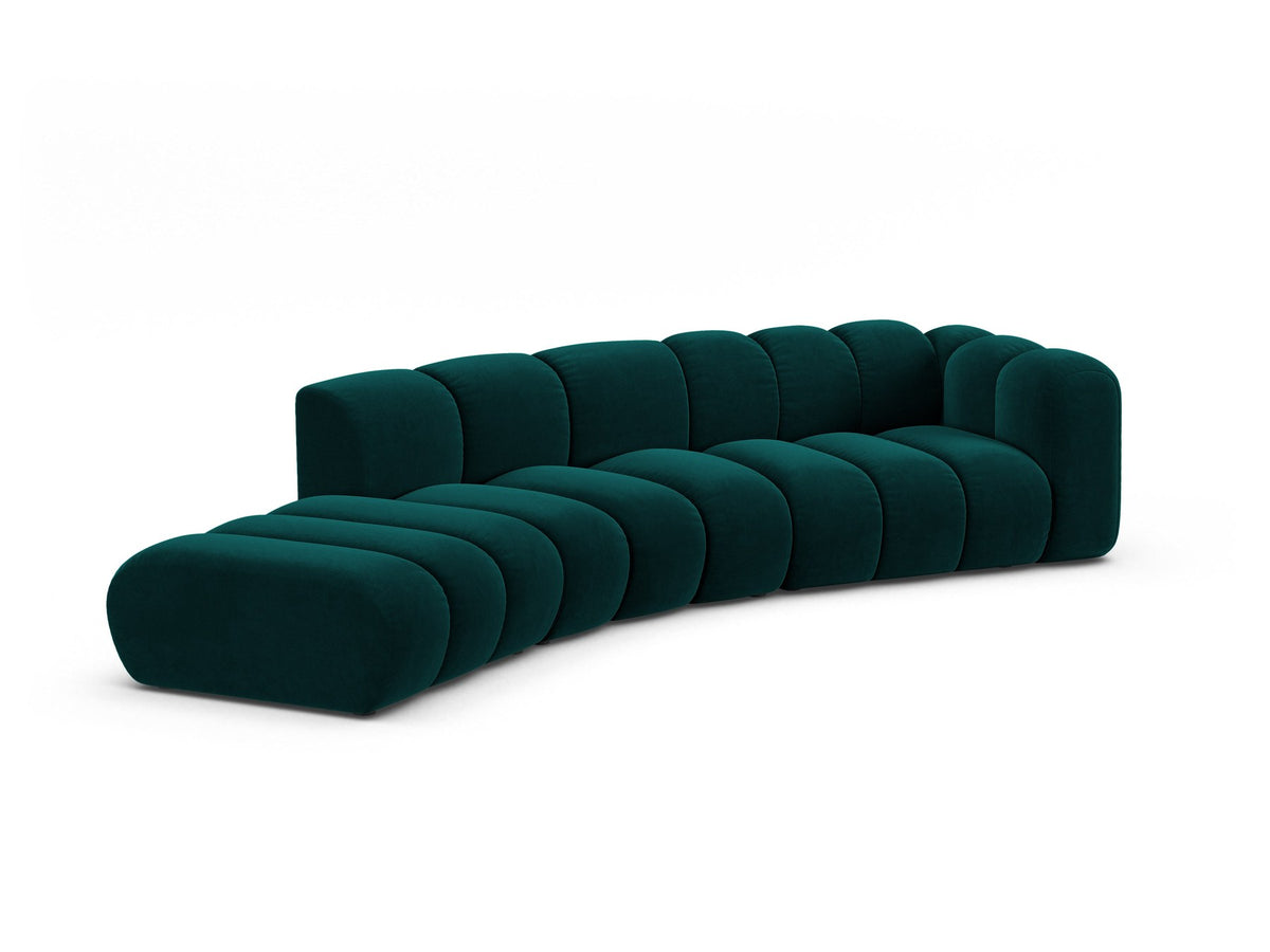 Offenes rundes L-Sofa links Lupine von Micadoni in leichtem Beige, bezogen mit Samtstoff Venus, schwarze Kunststoffbeine.