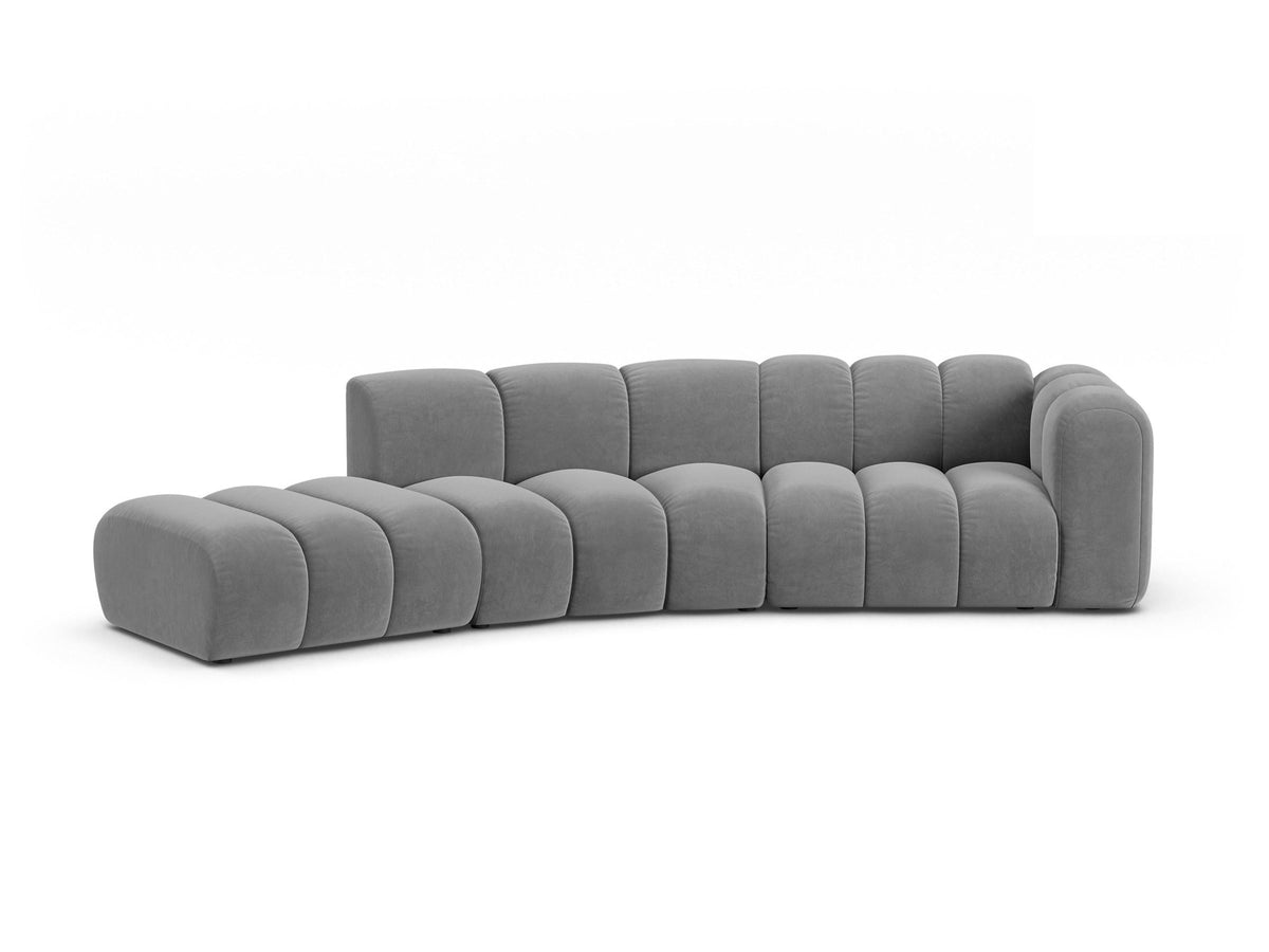 Offenes rundes L-Sofa links Lupine von Micadoni in leichtem Beige, bezogen mit Samtstoff Venus, schwarze Kunststoffbeine.