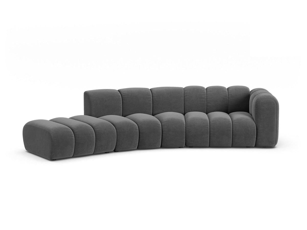 Offenes rundes L-Sofa links Lupine von Micadoni in leichtem Beige, bezogen mit Samtstoff Venus, schwarze Kunststoffbeine.