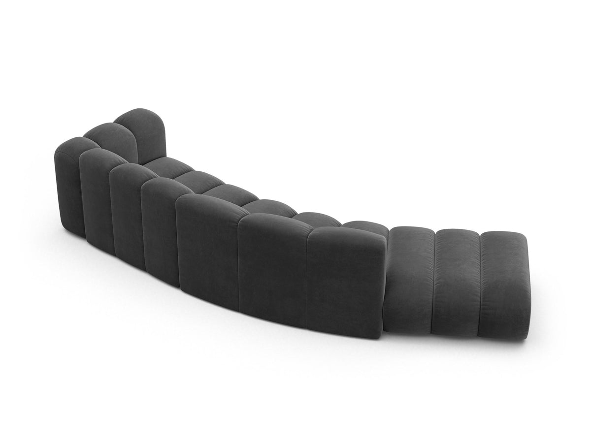 Offenes rundes L-Sofa links Lupine von Micadoni in leichtem Beige, bezogen mit Samtstoff Venus, schwarze Kunststoffbeine.