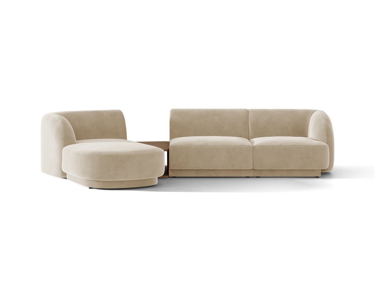 Braunes modulares Sofa Miley von Micadoni mit Bouclé-Stoff, schwarzen Kunststoffbeinen und breiter Sitzfläche im Wohnraum.