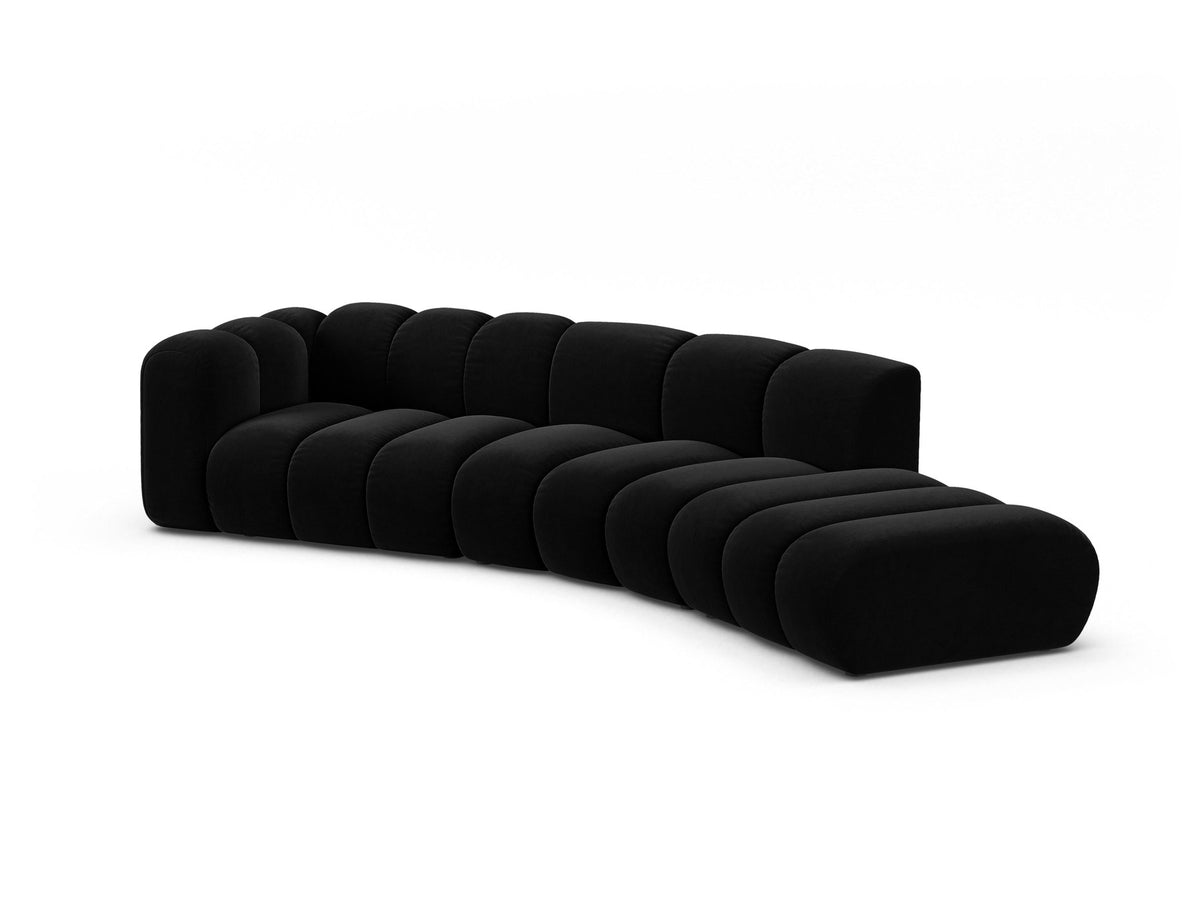 Offenes rundes L-Sofa rechts von Micadoni in Leichtes Beige mit Venus-Samtstoff, schwarzen Kunststoffbeinen und grosszügiger Sitzfläche.
