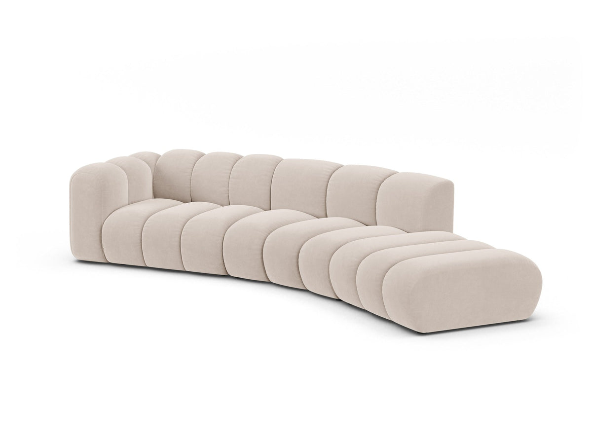 Offenes rundes L-Sofa rechts von Micadoni in Leichtes Beige mit Venus-Samtstoff, schwarzen Kunststoffbeinen und grosszügiger Sitzfläche.
