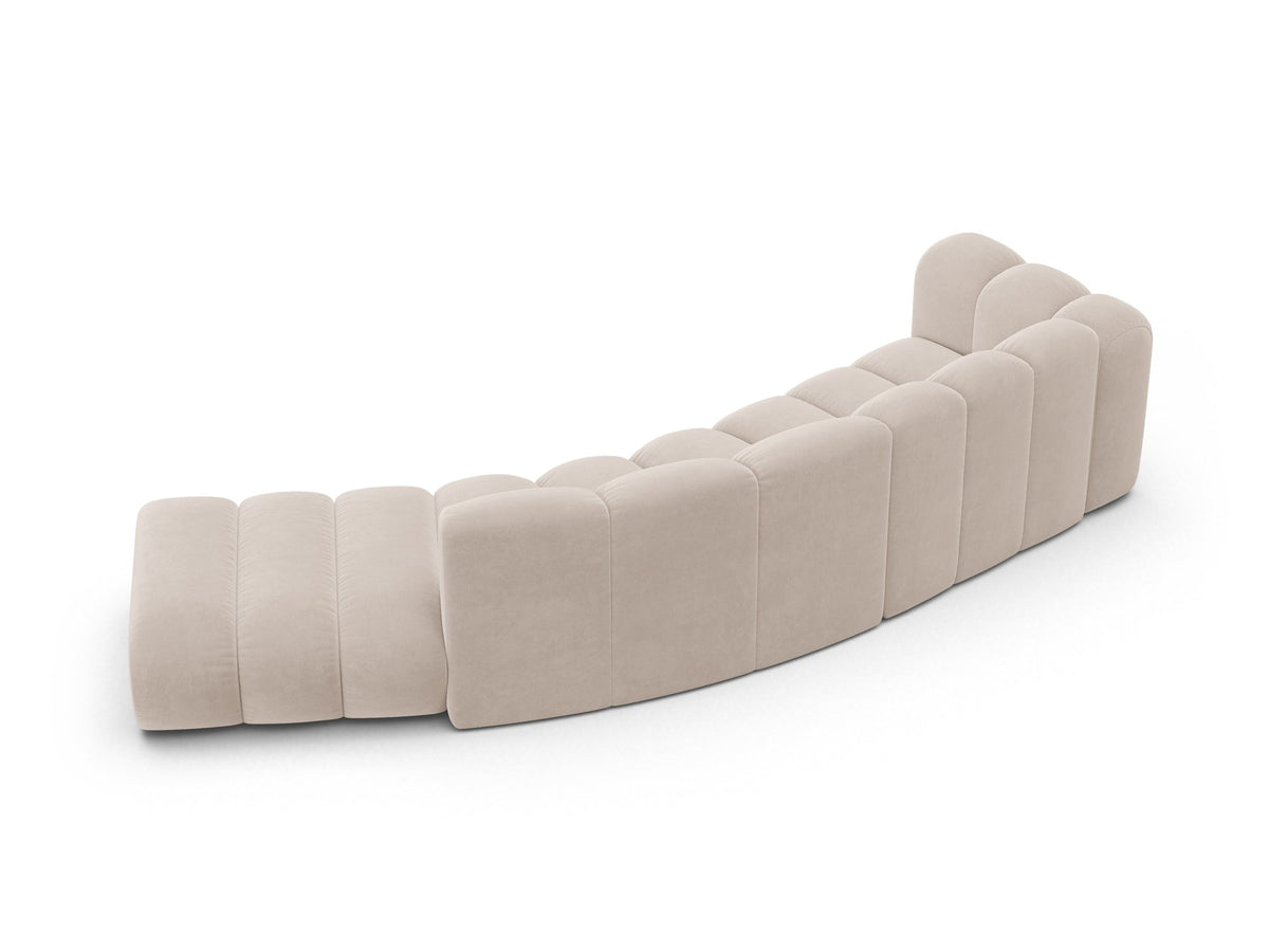 Offenes rundes L-Sofa rechts von Micadoni in Leichtes Beige mit Venus-Samtstoff, schwarzen Kunststoffbeinen und grosszügiger Sitzfläche.