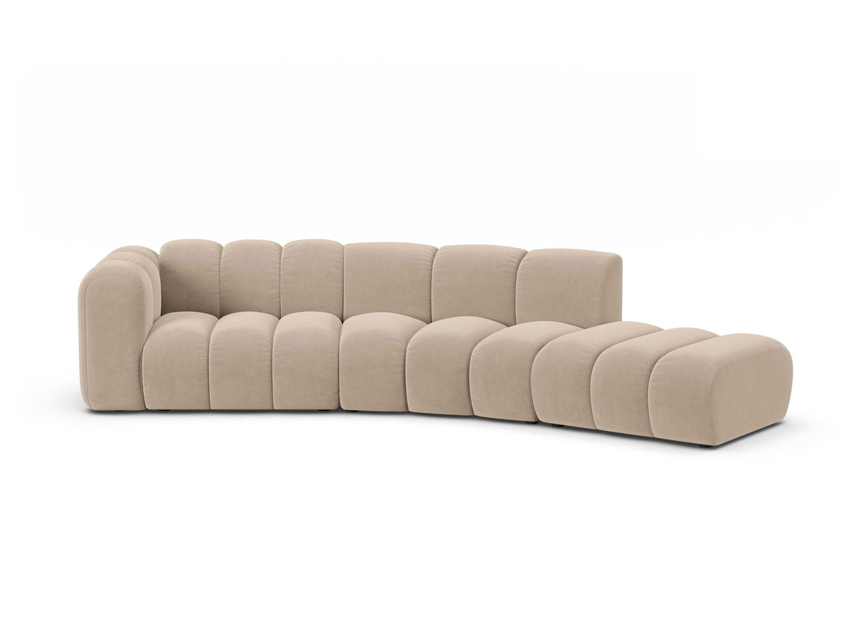 Offenes rundes L-Sofa rechts von Micadoni in Leichtes Beige mit Venus-Samtstoff, schwarzen Kunststoffbeinen und grosszügiger Sitzfläche.