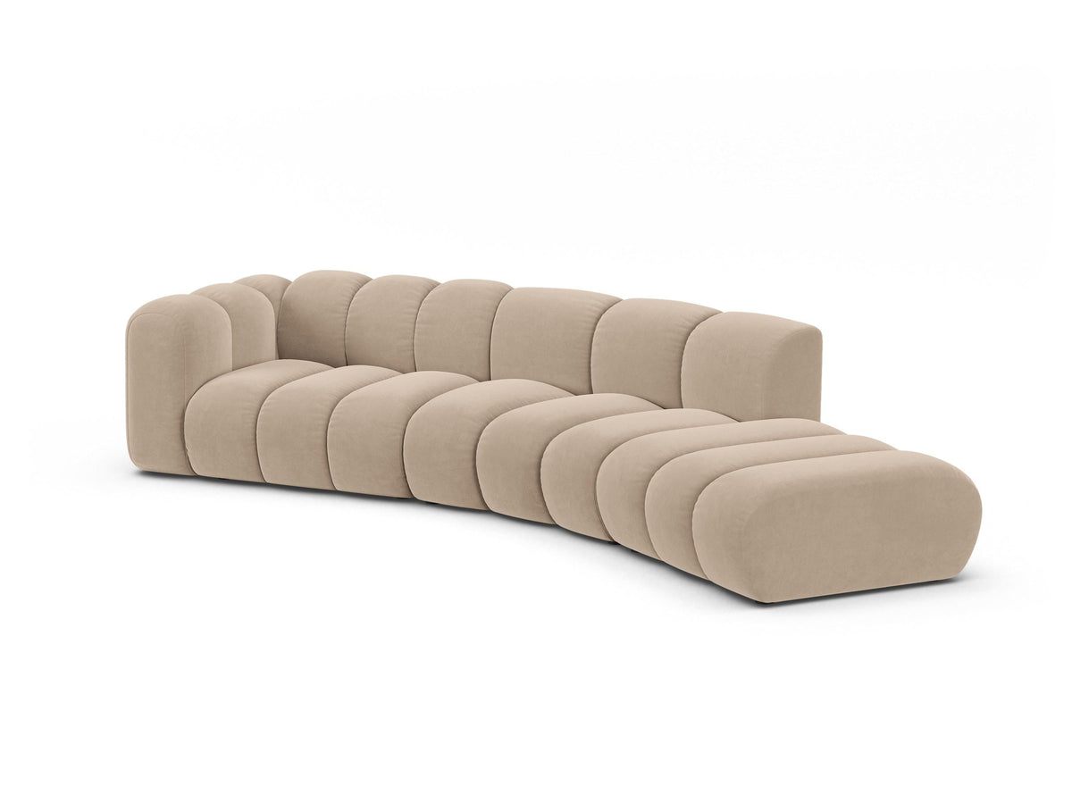 Offenes rundes L-Sofa rechts von Micadoni in Leichtes Beige mit Venus-Samtstoff, schwarzen Kunststoffbeinen und grosszügiger Sitzfläche.