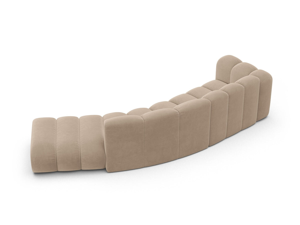 Offenes rundes L-Sofa rechts von Micadoni in Leichtes Beige mit Venus-Samtstoff, schwarzen Kunststoffbeinen und grosszügiger Sitzfläche.