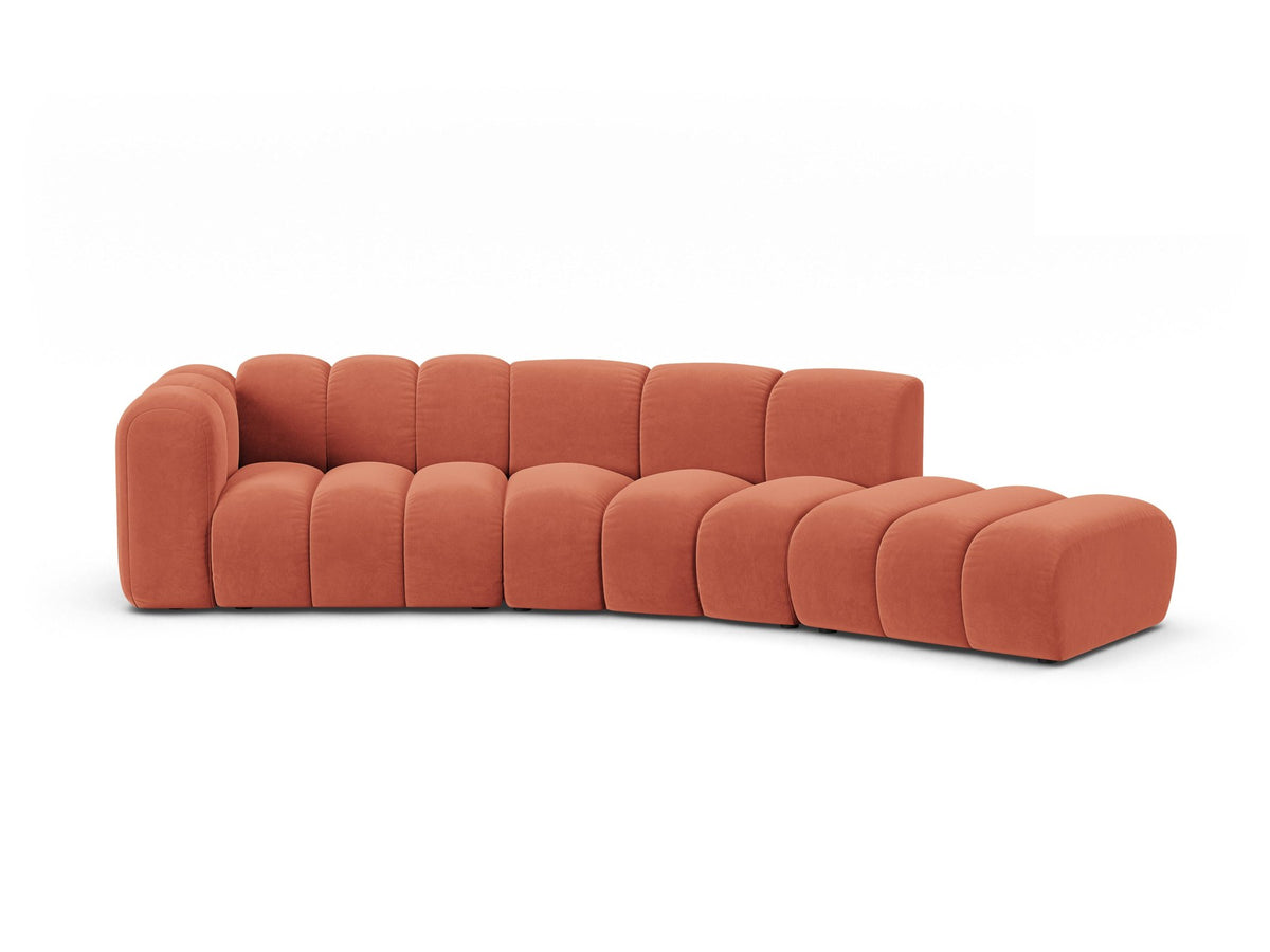 Offenes rundes L-Sofa rechts von Micadoni in Leichtes Beige mit Venus-Samtstoff, schwarzen Kunststoffbeinen und grosszügiger Sitzfläche.