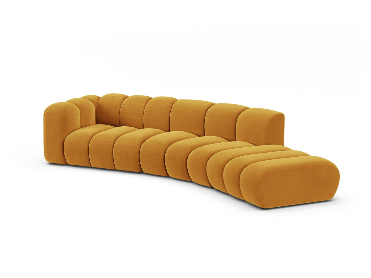 Offenes rundes L-Sofa rechts von Micadoni in Leichtes Beige mit Venus-Samtstoff, schwarzen Kunststoffbeinen und grosszügiger Sitzfläche.