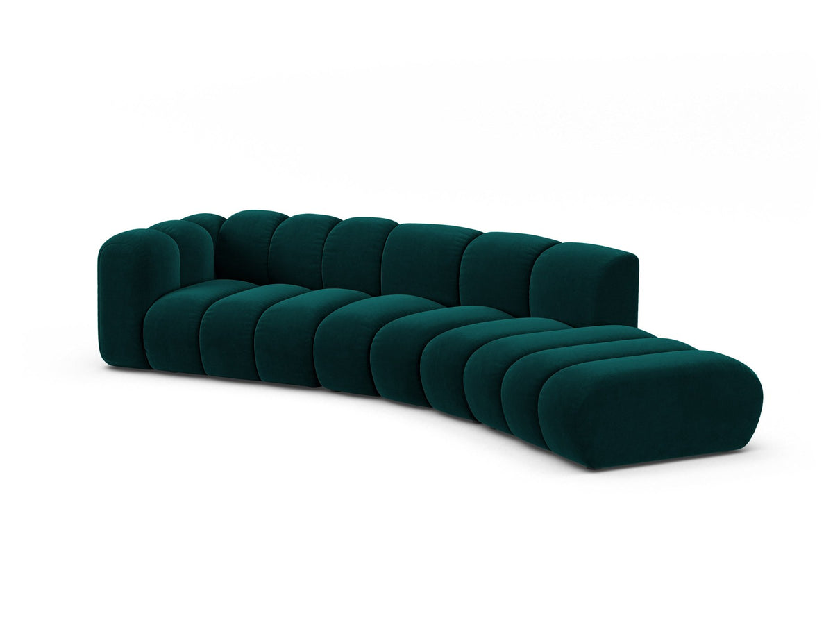 Offenes rundes L-Sofa rechts von Micadoni in Leichtes Beige mit Venus-Samtstoff, schwarzen Kunststoffbeinen und grosszügiger Sitzfläche.