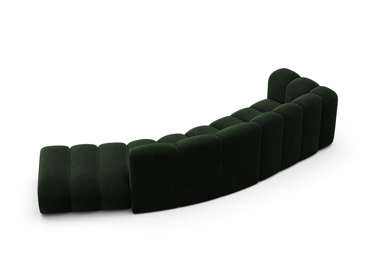 Offenes rundes L-Sofa rechts von Micadoni in Leichtes Beige mit Venus-Samtstoff, schwarzen Kunststoffbeinen und grosszügiger Sitzfläche.