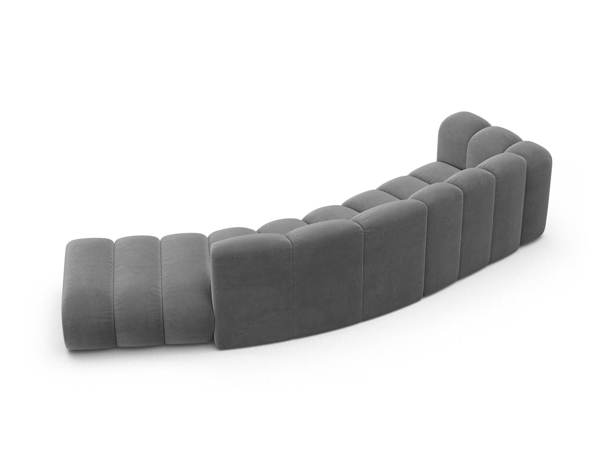 Offenes rundes L-Sofa rechts von Micadoni in Leichtes Beige mit Venus-Samtstoff, schwarzen Kunststoffbeinen und grosszügiger Sitzfläche.