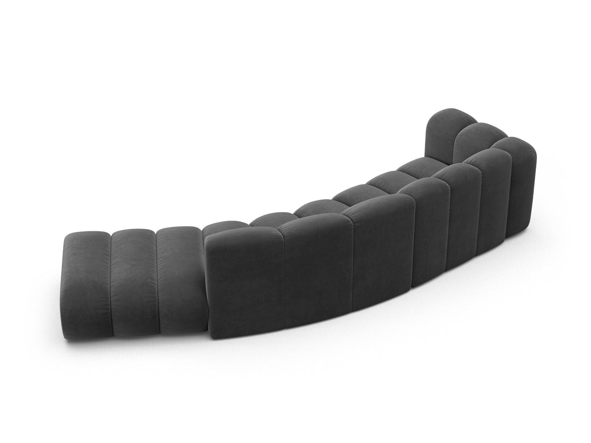 Offenes rundes L-Sofa rechts von Micadoni in Leichtes Beige mit Venus-Samtstoff, schwarzen Kunststoffbeinen und grosszügiger Sitzfläche.