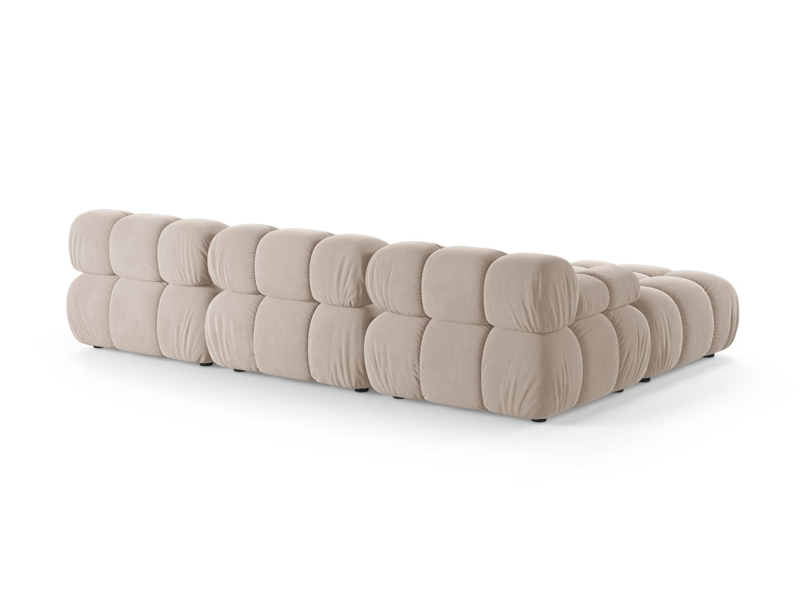 Elegantes 4-Sitzer Sofa Bellis in sanftem Beige, ideal für stilvolle Wohnräume. Flexibles Design von Micadoni für maximalen Komfort.