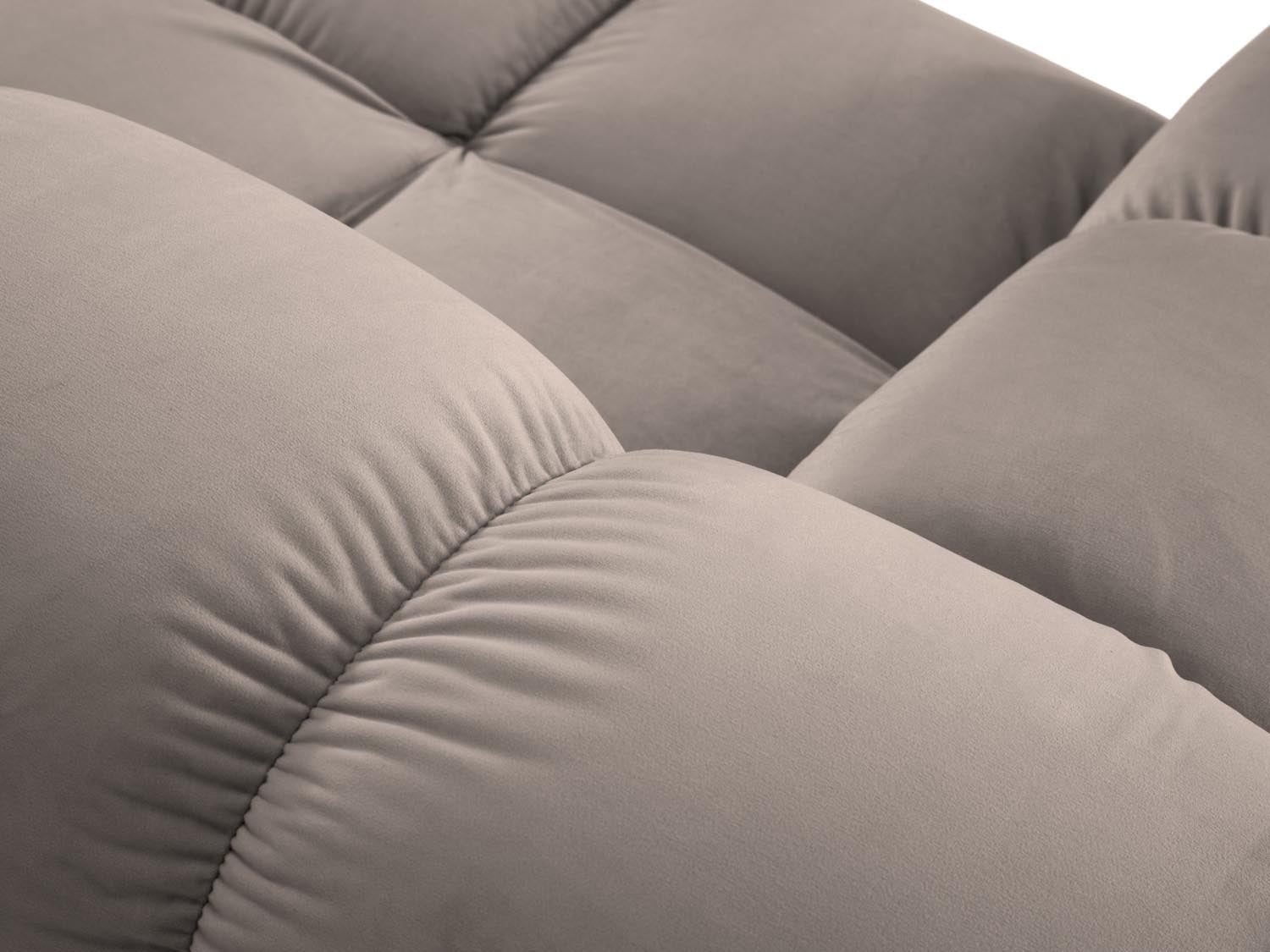 Gestalten Sie Ihr Wohnzimmer mit dem Bellis Velour Sofa von Micadoni: Luxuriös, modular und perfekt für entspannte Stunden mit Familie und Freunden.