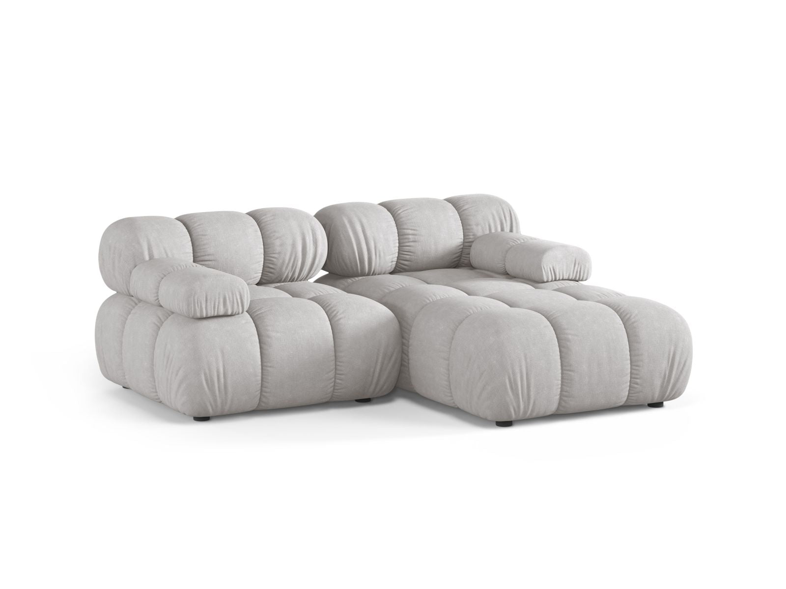 Elegantes 3-Sitzer Ecksofa Bellis in hellem Grau, ideal für stilvolle Wohnräume, präsentiert von Micadoni.