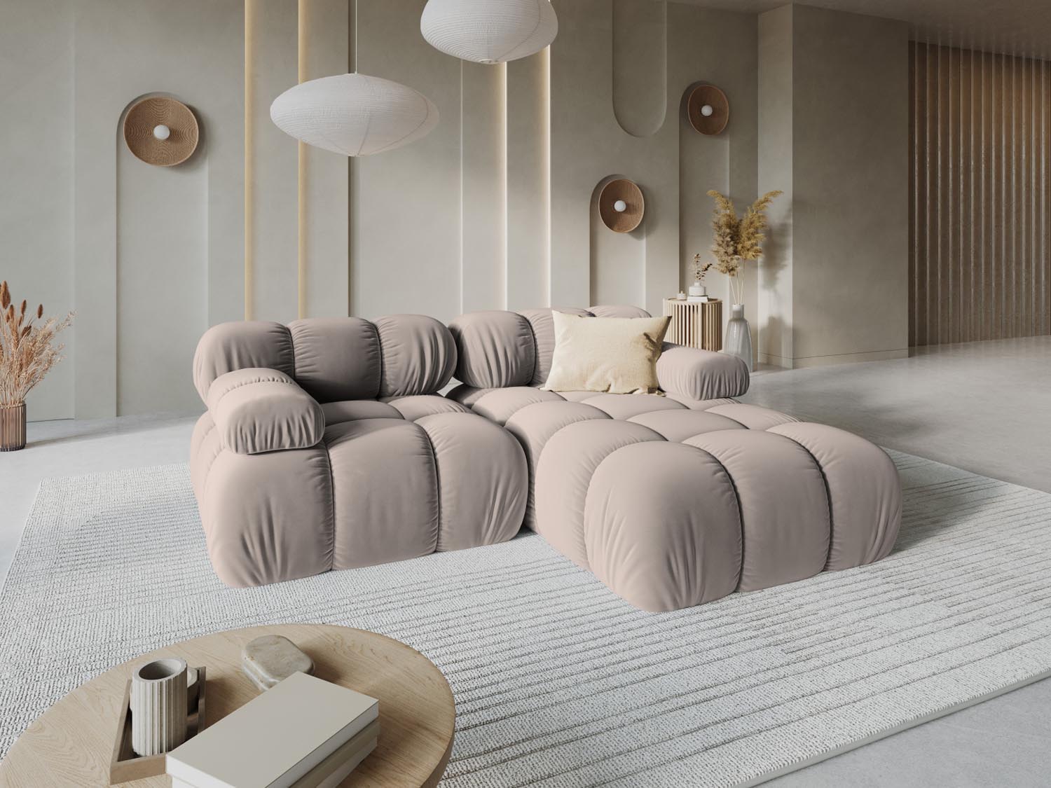 Elegantes Bellis Velour Ecksofa in Cappuccino-Bluvel, ideal für stilvolle Wohnräume, präsentiert in einer gemütlichen Umgebung.