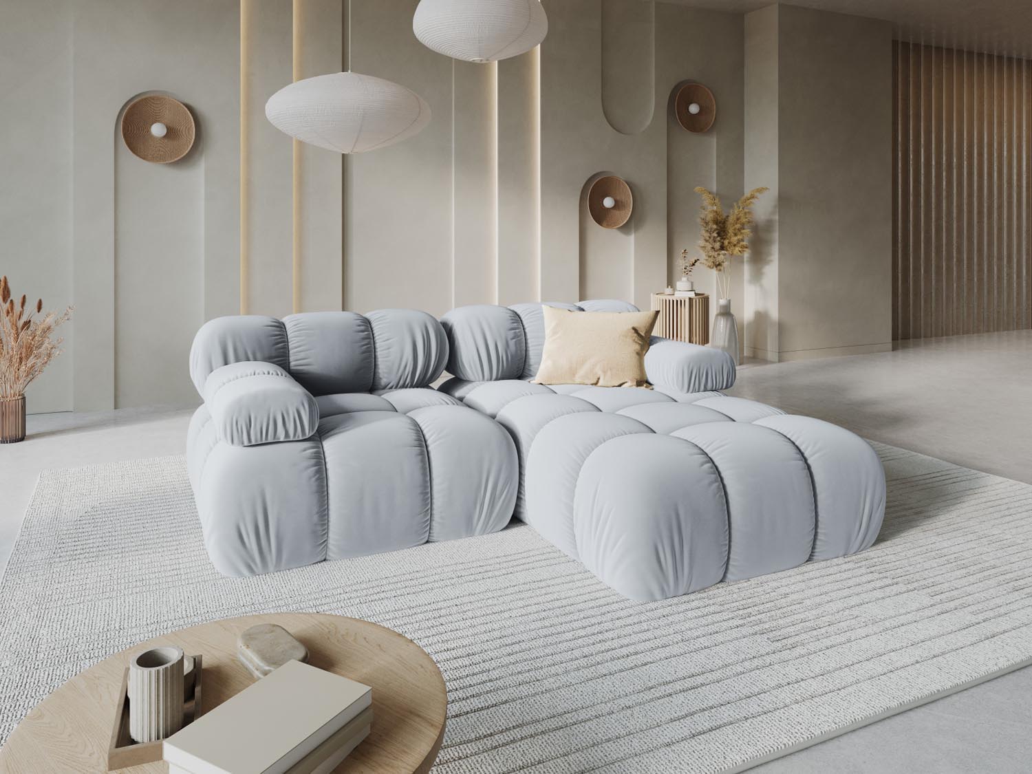 Elegantes Bellis Velour Ecksofa in sanftem Hellblau, ideal für stilvolle Wohnräume, präsentiert als modulares 3-Sitzer-Design von Micadoni.