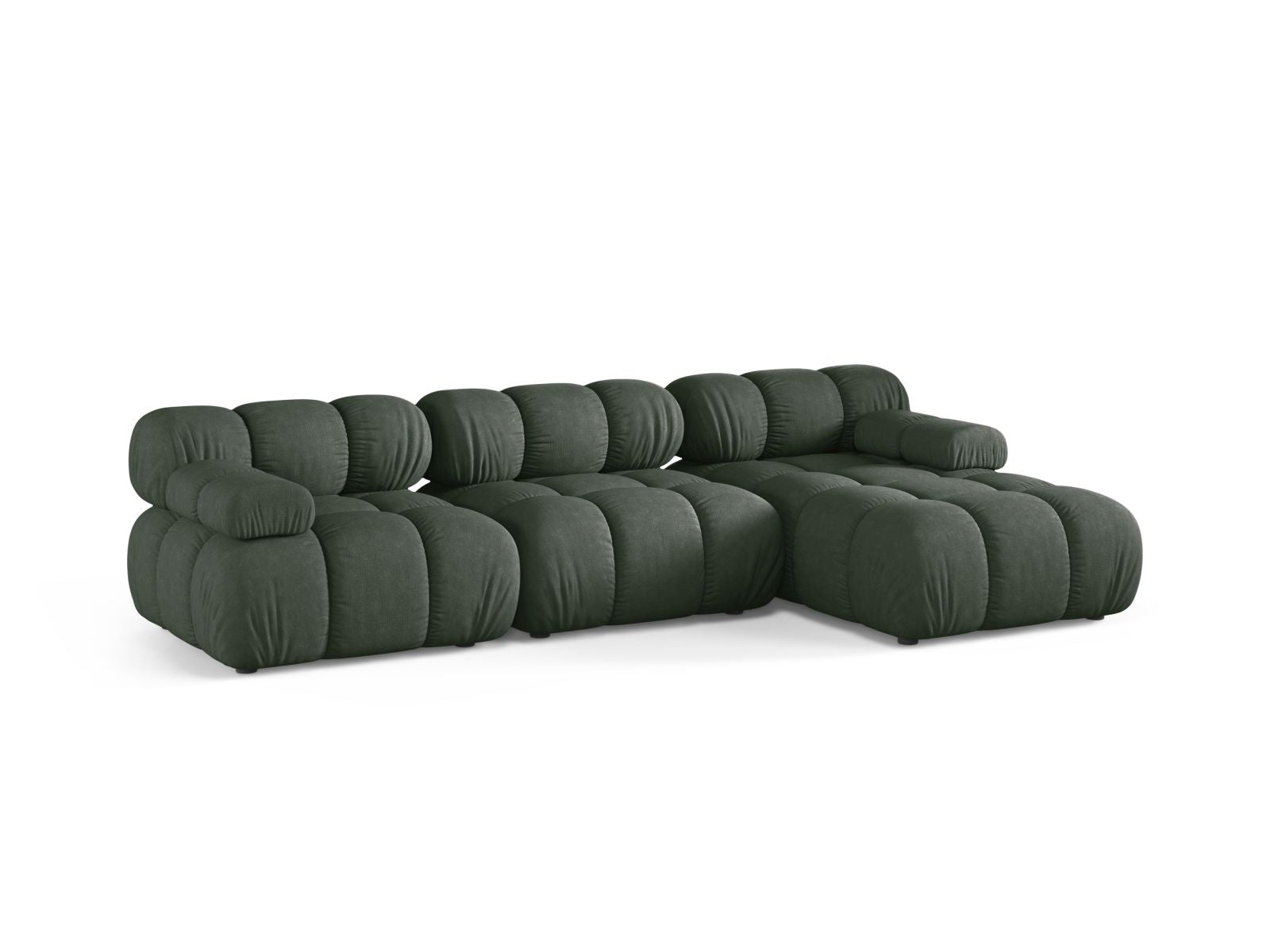 Elegantes 4-Sitzer Ecksofa Bellis in Moss Green-Liberty, ideal für stilvolle Wohnräume, präsentiert von Micadoni.
