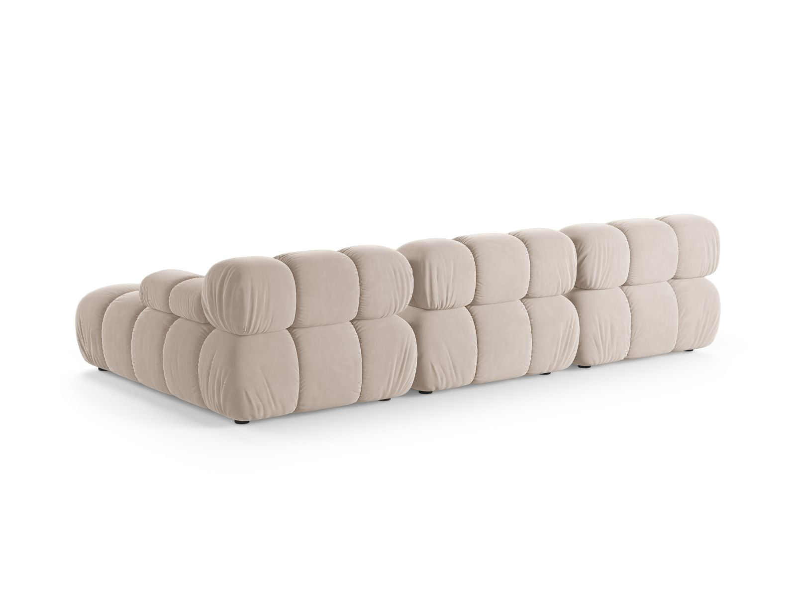 Elegantes 4-Sitzer Ecksofa Bellis in hellem Beige, ideal für moderne Wohnräume, erhältlich bei Micadoni im KAQTU Onlineshop.
