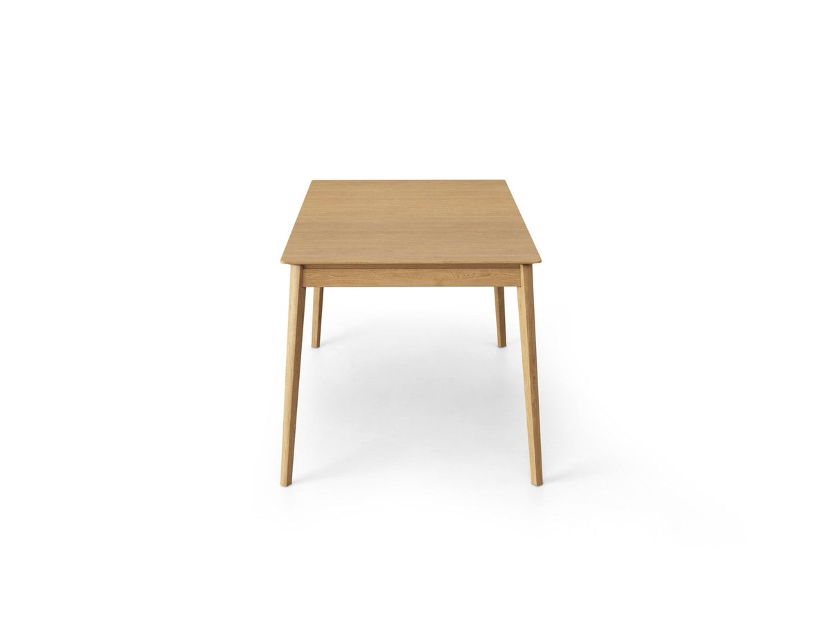 Foto eines ausziehbaren Esstischs aus natürlichem Eichenfurnier mit Holzbeinen, rechteckiger Form und Massen von 160x90x76 Zentimetern.
