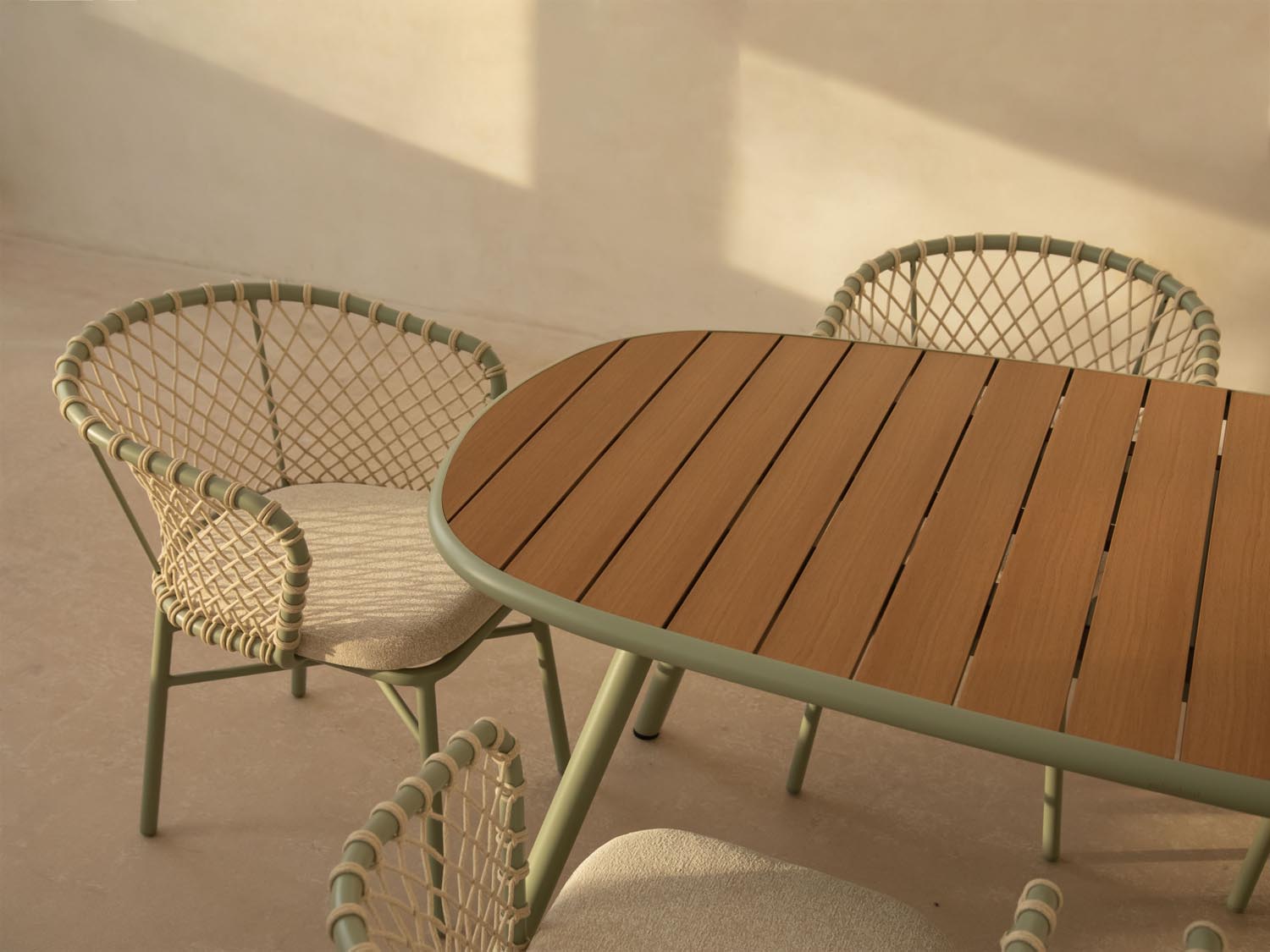 Moderner Outdoor-Tisch Niublau von Micadoni, 180x90 cm, ideal für 6 Personen, perfekt für entspannte Stunden im Garten.