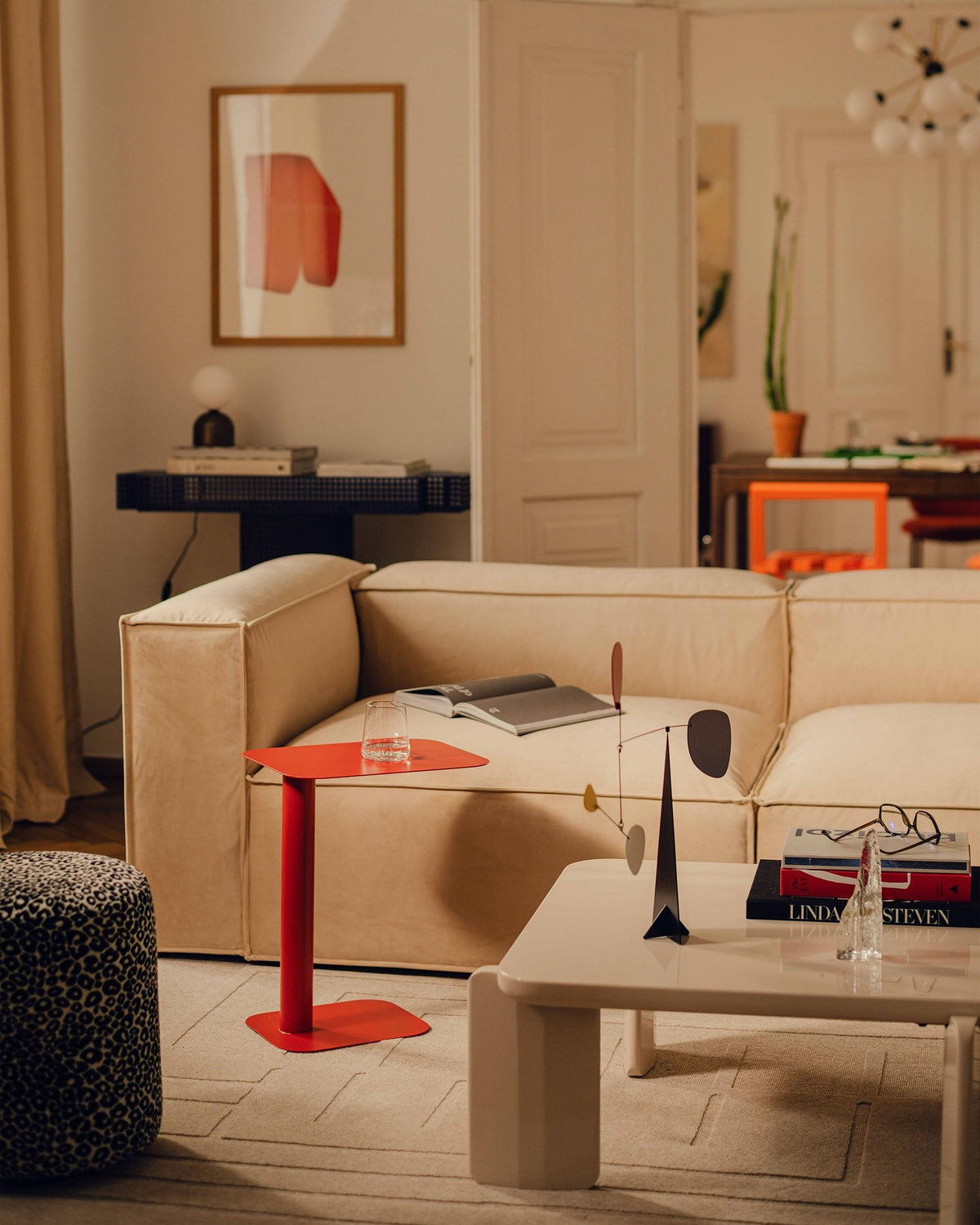 Kleiner Beistelltisch aus Metall mit burgundfarbener Tischplatte und schlankem Stahlgestell, Serie Jackson von Micadoni.