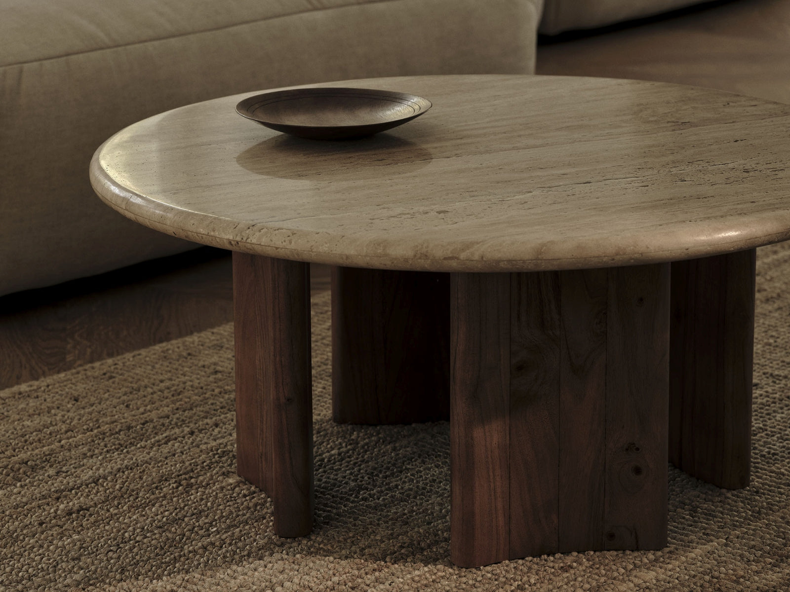 Moderner Couchtisch Cleo 80x80 von Micadoni, perfekt für jedes Wohnzimmer, vereint zeitgemäßes Design mit praktischer Nutzung.