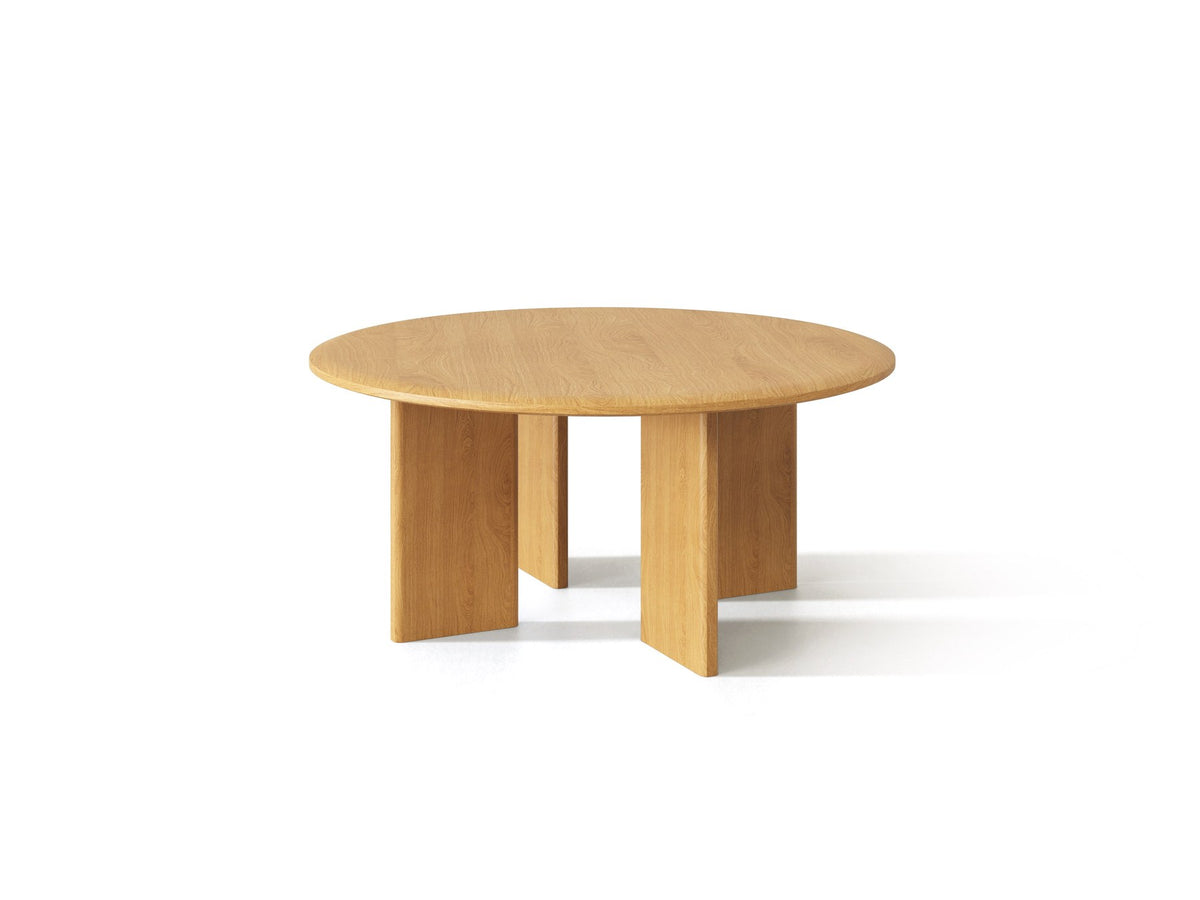 Charlotte Kaffeetisch von Micadoni mit runden Holzbeinen aus natürlicher Eiche, quadratischer Tischplatte und kompakter Grösse für den Wohnbereich.