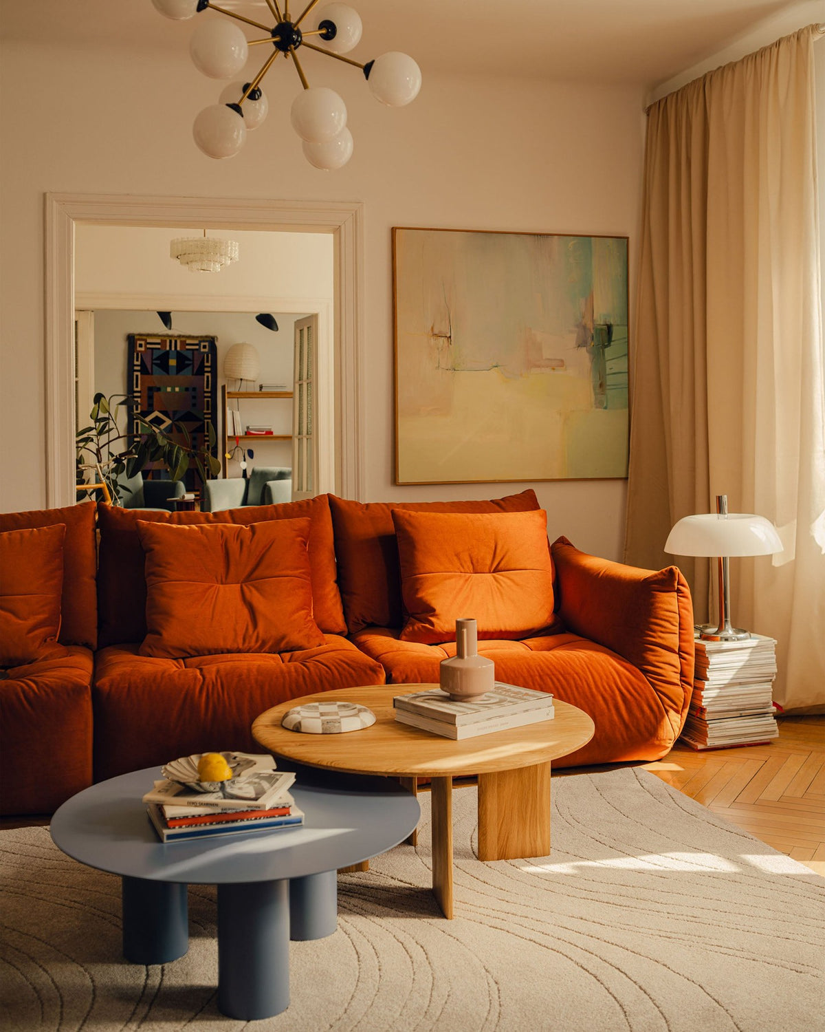 Quadratischer Couchtisch Charlotte aus Eiche mit Holzbeinen und Türen, natürliche Eichenfarbe