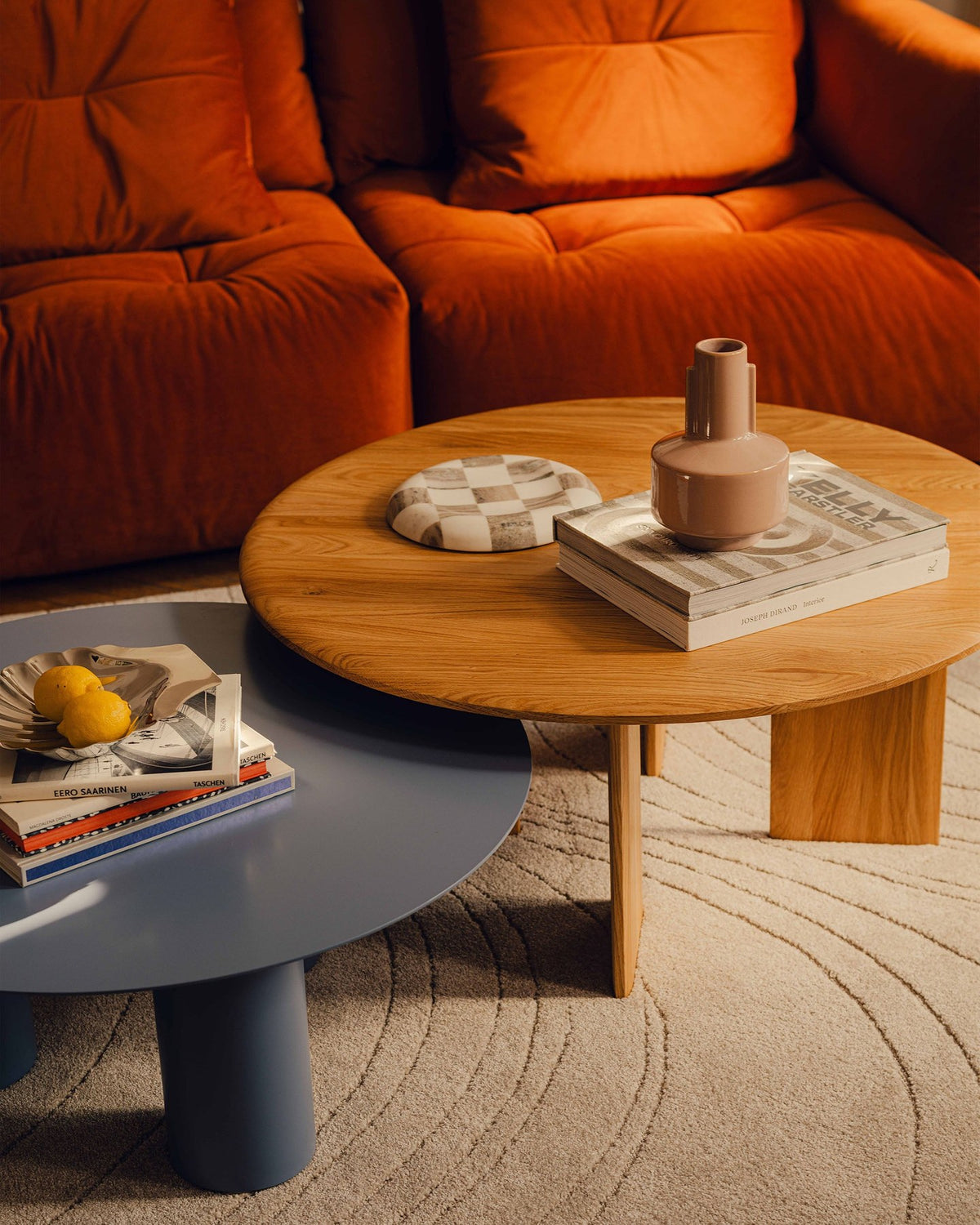 Quadratischer Couchtisch Charlotte aus Eiche mit Holzbeinen und Türen, natürliche Eichenfarbe