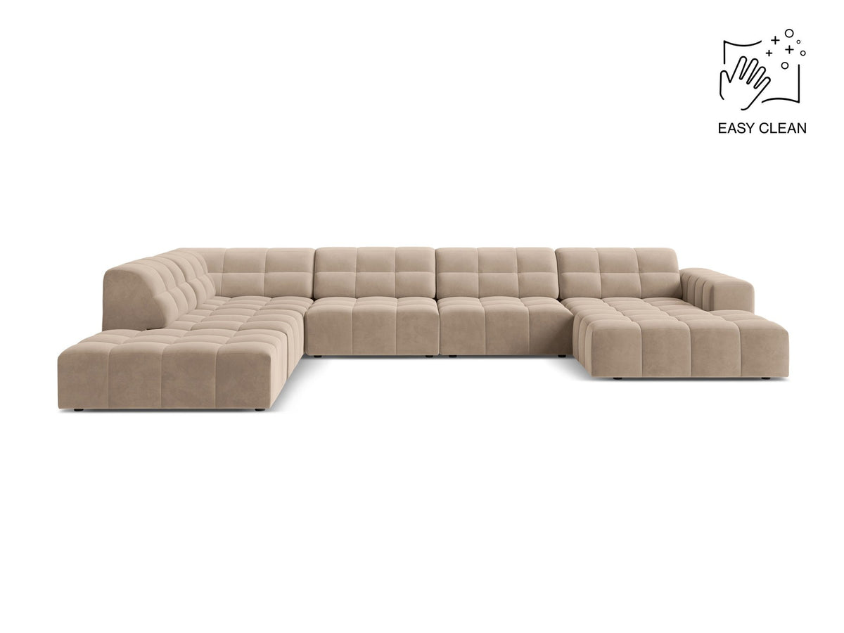 Ecksofa links Jennifer von Micadoni in leichtem Beige mit Bluvel-Stoff, schwarzen Kunststoffbeinen und breiter Sitzfläche.