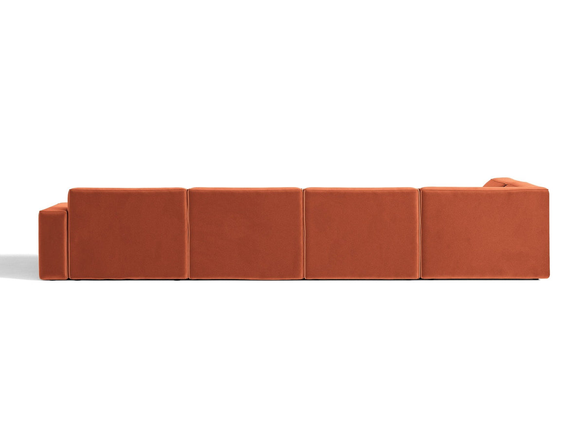 Modulares Ecksofa links Jodie von Micadoni in leichtem Beige mit Venus-Samtstoff, schwarzen Kunststoffbeinen und Panoramaform.
