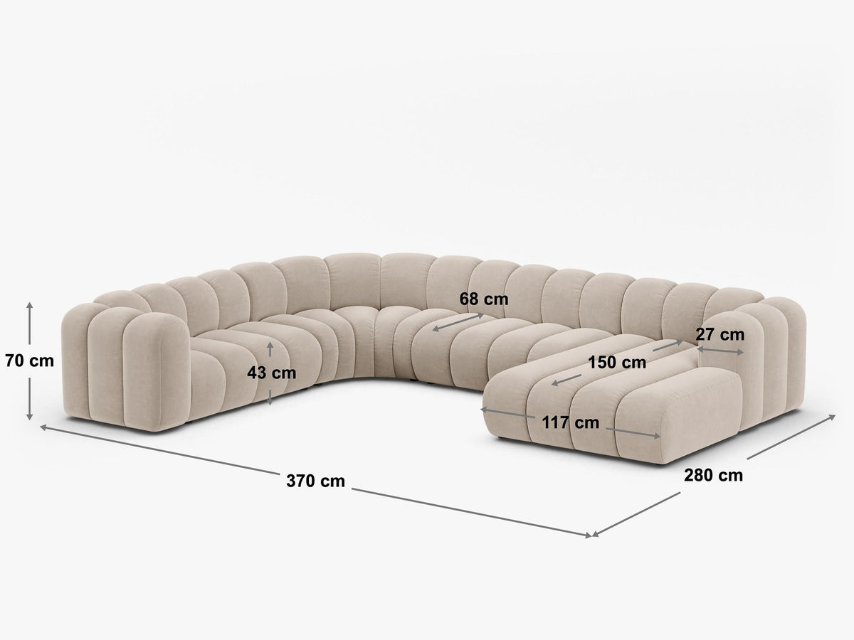 Foto eines modularen Ecksofas links in leichtem Beige aus Samtstoff Venus, mit schwarzen Kunststoffbeinen und breiter Sitzfläche.