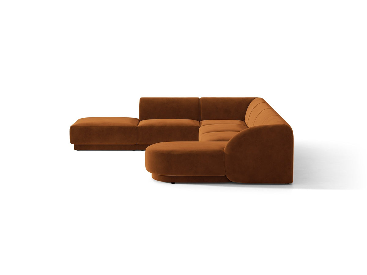 Miley Panoramasofa von Micadoni, Ecksofa links in Dunkelbeige mit Bluvel-Stoffbezug, schwarzen Kunststofffüssen und niedriger Rückenlehne.