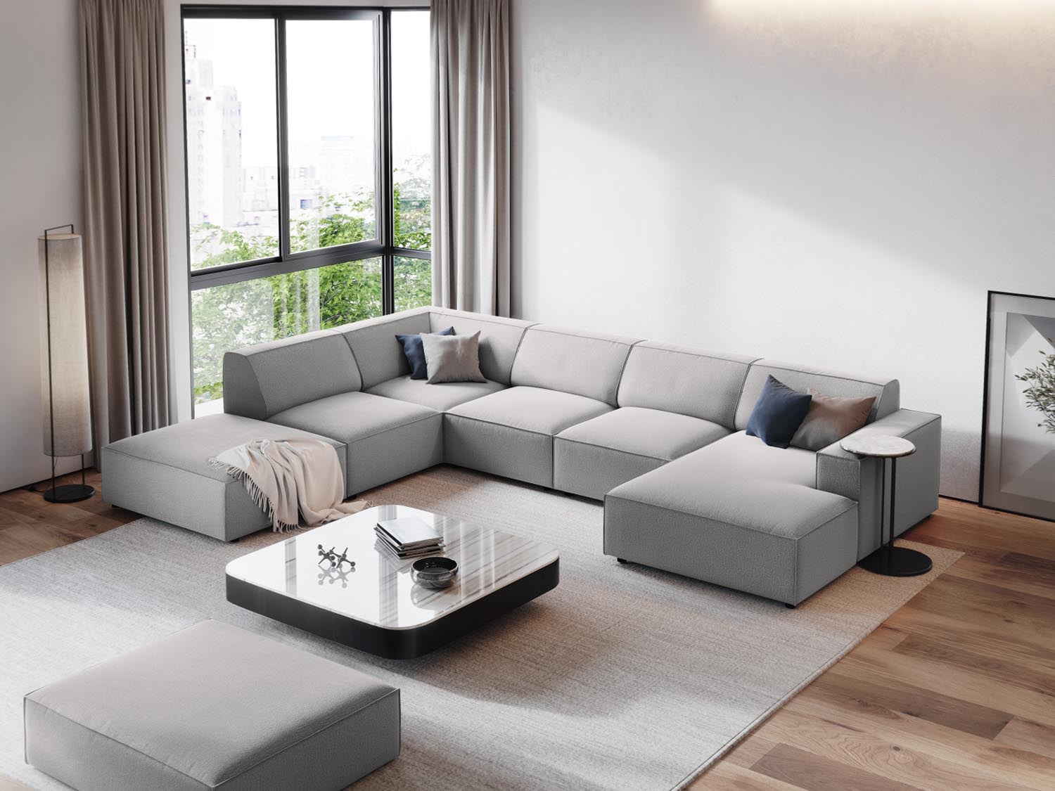 Stylisches, modulares 7-Sitzer Ecksofa Jodie in hellem Grau, ideal für moderne Wohnräume, präsentiert in einladender Atmosphäre.