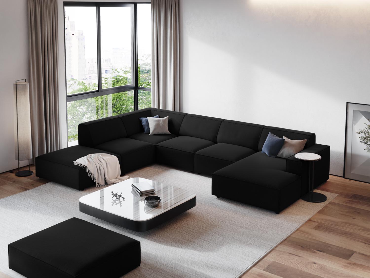 Elegantes, modulares 7-Sitzer Ecksofa Jodie in Schwarz, ideal für stilvolle Wohnräume, präsentiert in einer einladenden Atmosphäre.