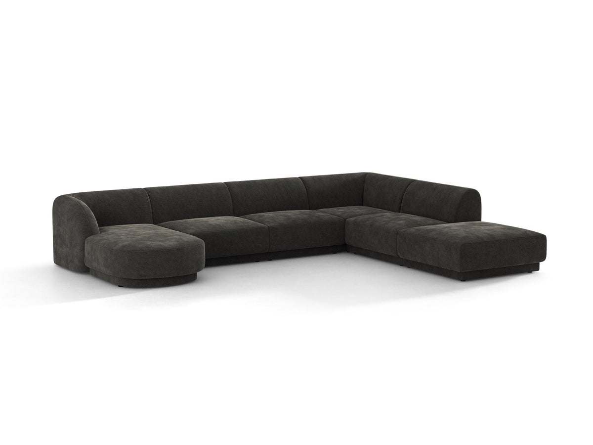 Dunkelbeiges Ecksofa rechts Miley von Micadoni mit Stoffbezug Bluvel, schwarzen Kunststoffbeinen und niedriger Rückenlehne.