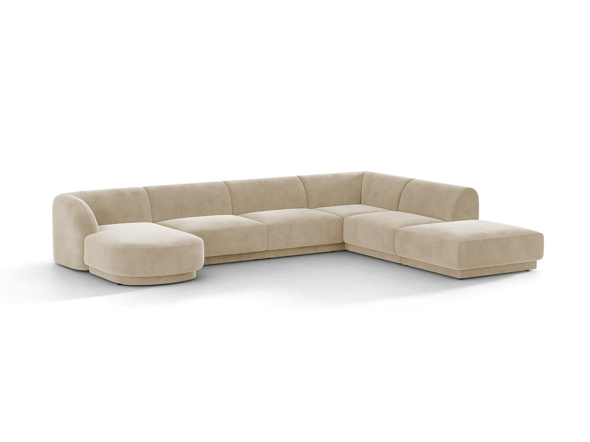 Dunkelbeiges Ecksofa rechts Miley von Micadoni mit Stoffbezug Bluvel, schwarzen Kunststoffbeinen und niedriger Rückenlehne.
