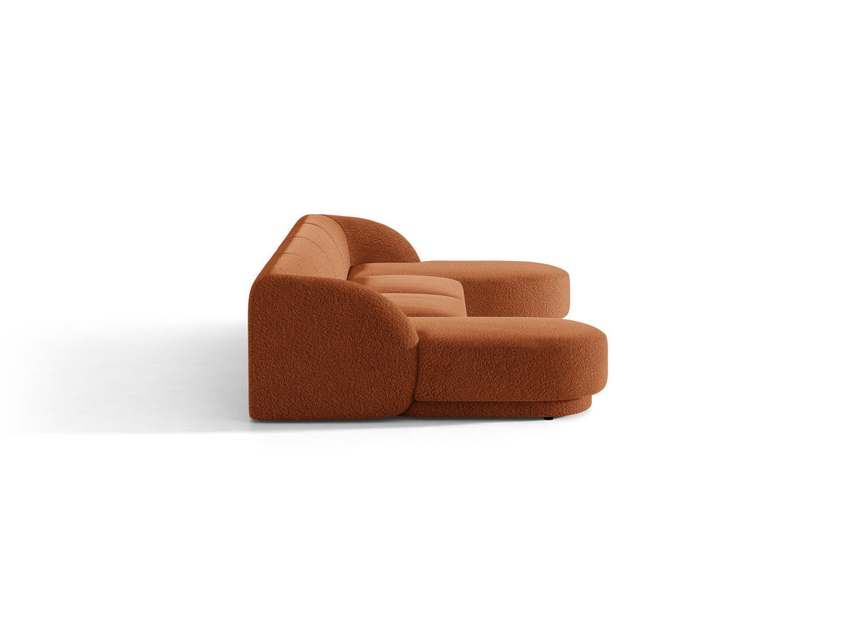 Dunkelbeiges Panorama-Ecksofa Miley von Micadoni mit Bluvel-Stoffbezug, L-Form, schwarzen Kunststoffbeinen und niedriger Rückenlehne.