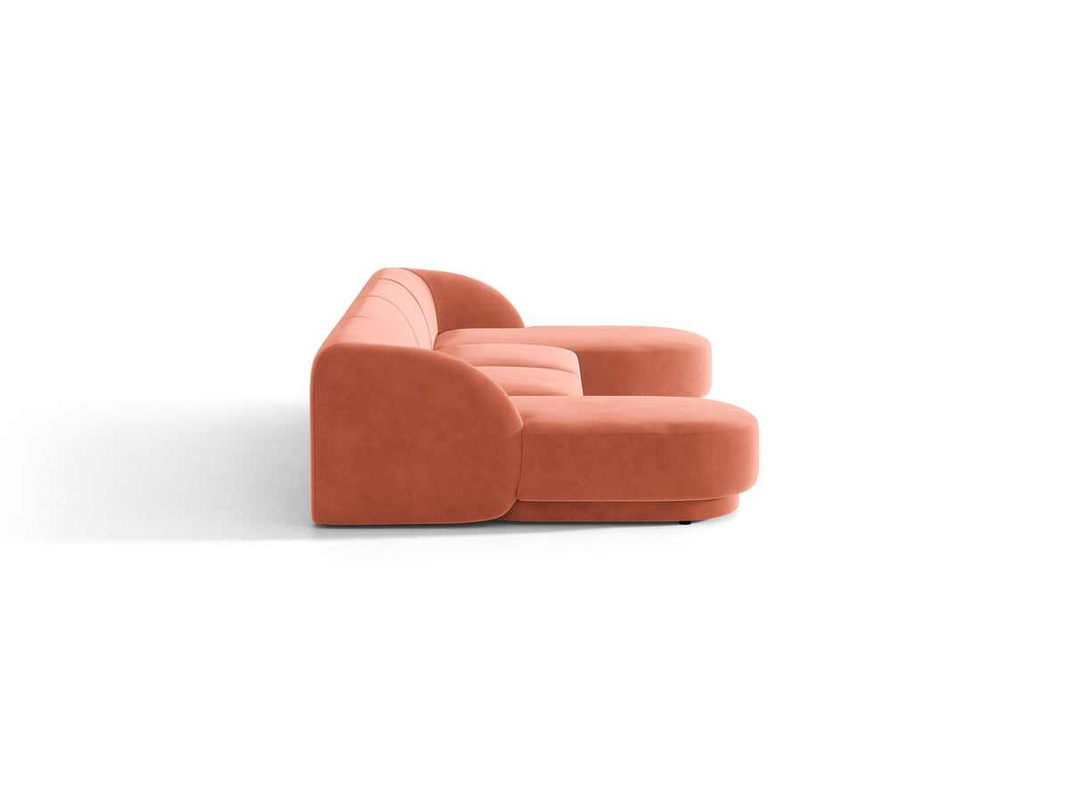 Dunkelbeiges Panorama-Ecksofa Miley von Micadoni mit Bluvel-Stoffbezug, L-Form, schwarzen Kunststoffbeinen und niedriger Rückenlehne.